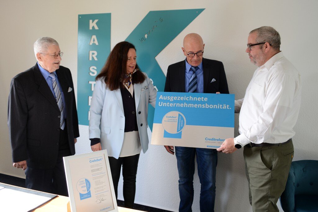 Überreichung des Schilds „Ausgezeichnete Unternehmensbonität“ von Creditreform
